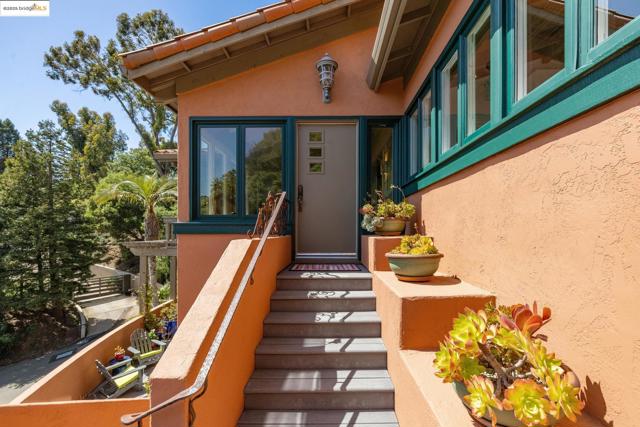260 Alvarado Rd, Berkeley CA: https://media.crmls.org/mediaz/afaa1032-644d-4b01-9b7c-b949dd099437.jpg