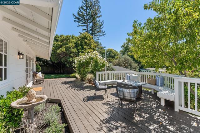 645 Los Palos Dr, Lafayette CA: https://media.crmls.org/mediaz/afaa6192-68f2-455f-a609-8e963dd90eb9.jpg