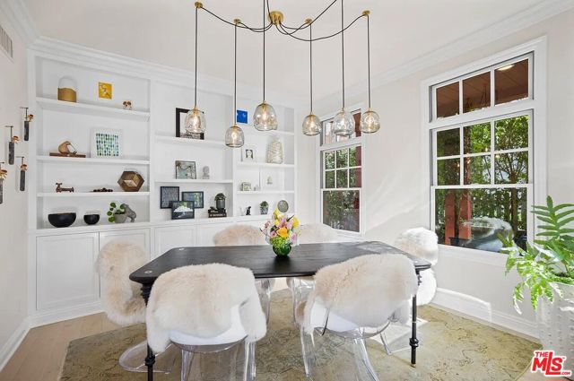 2584 Bungalow Place, Corona del Mar CA: https://media.crmls.org/mediaz/afaa8556-88b9-4f82-8c19-de97ae985228.jpg