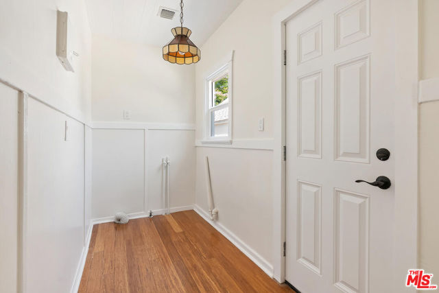 913 N Clybourn Avenue, Burbank CA: https://media.crmls.org/mediaz/afaaadd9-7461-443c-82d8-e92745eba68c.jpg
