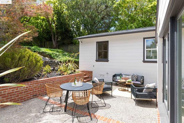2333 Leimert Blvd, Oakland CA: https://media.crmls.org/mediaz/afaba9a7-88c1-48ee-b224-5fd7c576efee.jpg