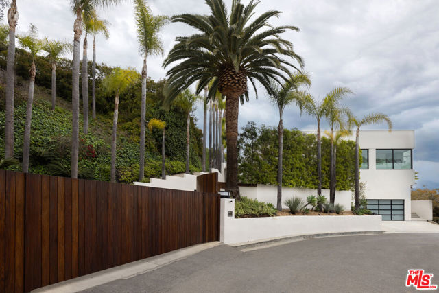 9405 Sierra Mar Place, Los Angeles CA: https://media.crmls.org/mediaz/afac021a-f0b1-47ca-a8f2-754ed91a0e5d.jpg