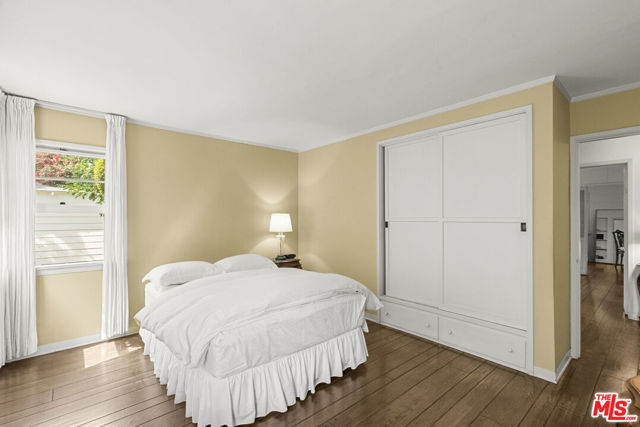 10941 Peach Grove Street, Toluca Lake CA: https://media.crmls.org/mediaz/afac8b33-63bf-462d-9b36-740045986b74.jpg