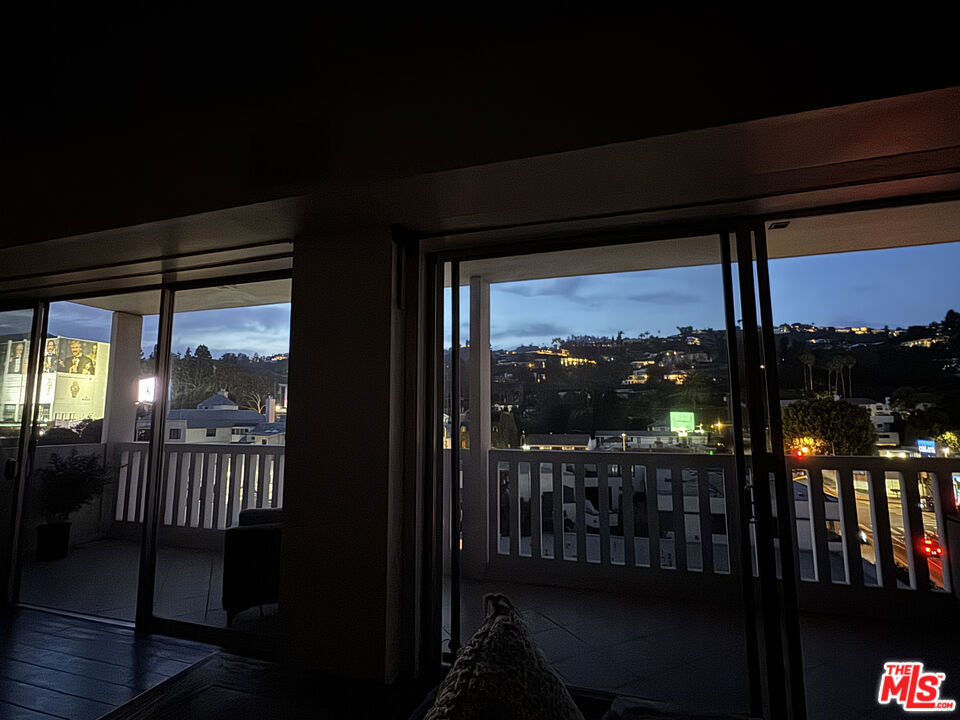 https://media.crmls.org/mediaz/afacd4c7-0013-4dcf-b0ca-d8e628e56b62.jpg?preset=X-Large