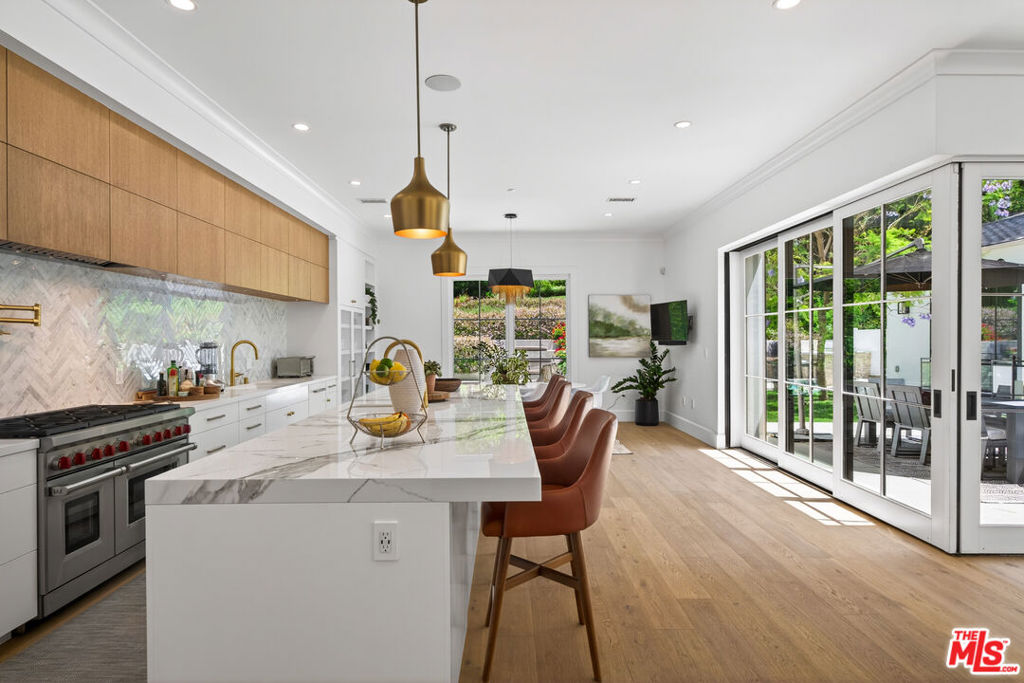 https://media.crmls.org/mediaz/afad3aff-eb5a-47cf-bca6-8c07042283ef.jpg?preset=X-Large