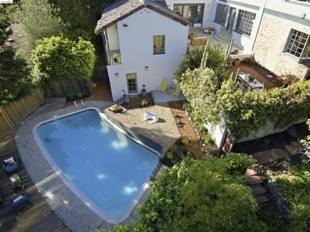 44 Highgate Rd, Kensington CA: https://media.crmls.org/mediaz/afad939b-29b5-45fe-8894-7d5485431d0c.jpg