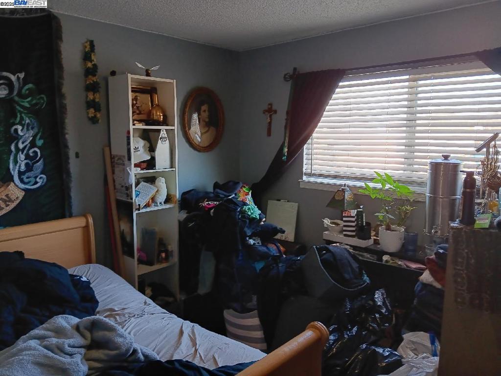 https://media.crmls.org/mediaz/afaeb014-a2c7-46c4-ba75-3c6720f788e0.jpg?preset=X-Large