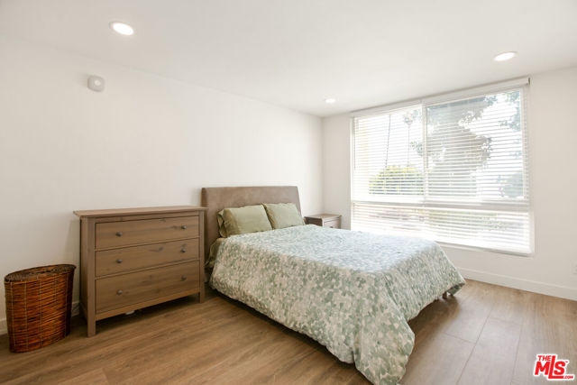 5215 Balboa Boulevard, Encino CA: https://media.crmls.org/mediaz/afaf49ef-dc29-4201-8311-6ba6d1bd992b.jpg