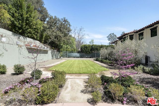 7651 Willow Glen Road, Los Angeles CA: https://media.crmls.org/mediaz/afb03bbd-1df6-43e3-9f29-58fe6b290ce0.jpg