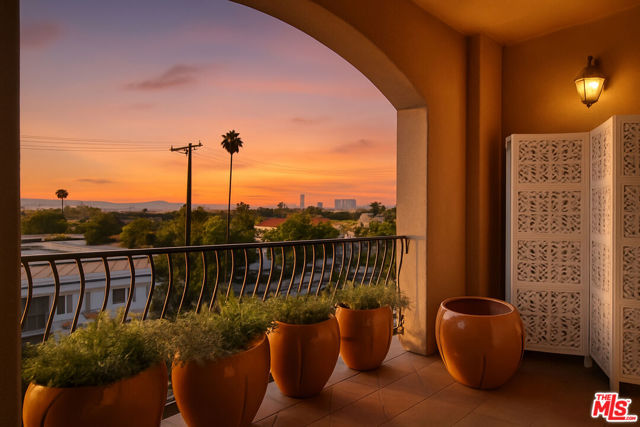 3401 S Bentley Avenue, Los Angeles CA: https://media.crmls.org/mediaz/afb0f6e3-7907-4d0d-9d79-6ab9d7fe604a.jpg