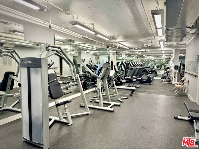 10106 Empyrean Way, Los Angeles CA: https://media.crmls.org/mediaz/afb1045c-1a56-4418-91ff-5b0ae4ad206d.jpg