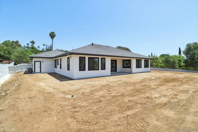 2745 Alexander Dr, Escondido CA: https://media.crmls.org/mediaz/afb10f49-8a86-4c93-bf35-f017ac6914f6.jpg