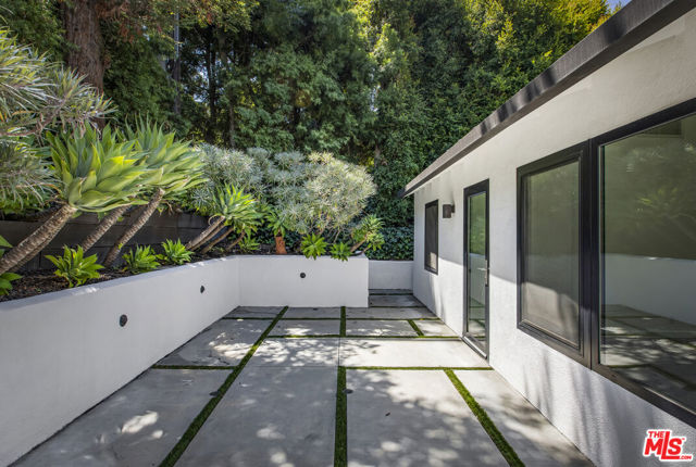 2425 Rinconia Drive, Los Angeles CA: https://media.crmls.org/mediaz/afb1eda1-f95f-44cd-9eab-37d3535038b6.jpg