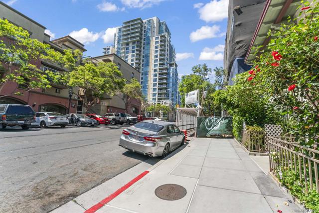 850 Beech Street, San Diego CA: https://media.crmls.org/mediaz/afb27050-e533-406d-8f6f-95d7a7d5881e.jpg
