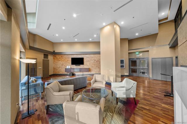 700 W Harbor Dr, San Diego CA: https://media.crmls.org/mediaz/afb36098-a3d1-48d9-9e80-5a7a54522763.jpg