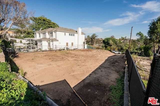 575 N Marquette Street, Pacific Palisades CA: https://media.crmls.org/mediaz/afb495b8-a69c-4923-90b3-19da9c49d2c5.jpg