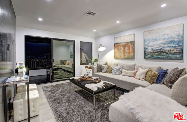 3712 Berry Drive, Studio City CA: https://media.crmls.org/mediaz/afb4d0d1-9456-46f3-b6cd-9bd6e01b0358.jpg