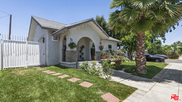 891 E 6th Street, Pomona CA: https://media.crmls.org/mediaz/afb5c3a6-0e23-46f0-b742-7af3541ea812.jpg