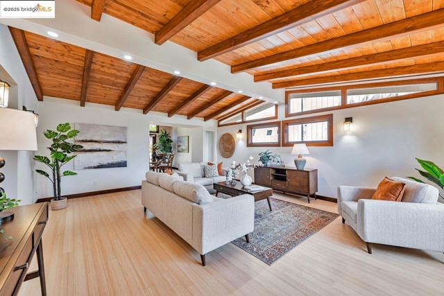 6815 Paso Robles Dr, Oakland CA: https://media.crmls.org/mediaz/afb6e3cd-bcea-4f5f-a6be-e351eaec9380.jpg