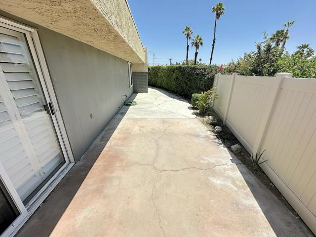 1262 Sunflower N Circle, Palm Springs CA: https://media.crmls.org/mediaz/afb74bf5-b8af-4f5c-8a22-ec2f9fdbf5ac.jpg