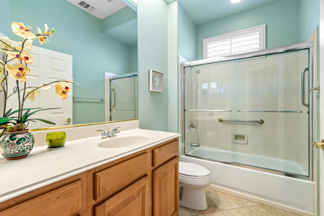 35882 Royal Sage Court, Palm Desert CA: https://media.crmls.org/mediaz/afb85054-4be9-416d-90f2-a126480e8dde.jpg