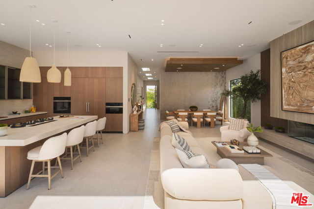 341 N Kings Road, Los Angeles CA: https://media.crmls.org/mediaz/afb9338a-d398-47d6-8976-8a440eb32550.jpg