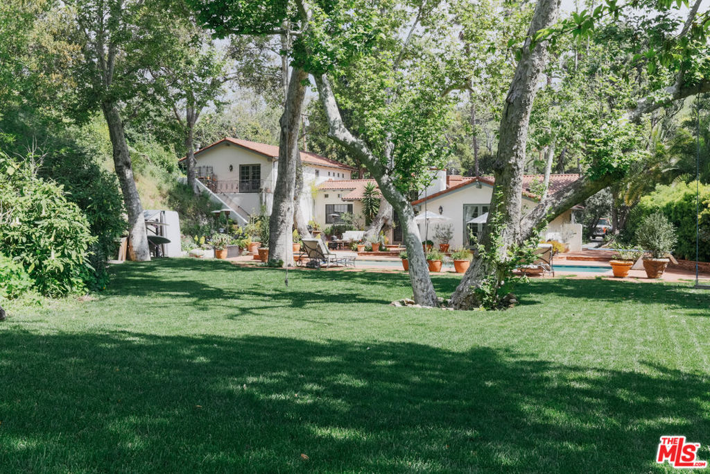 https://media.crmls.org/mediaz/afb947f5-766a-4285-9198-8979e1c63a48.jpg?preset=X-Large
