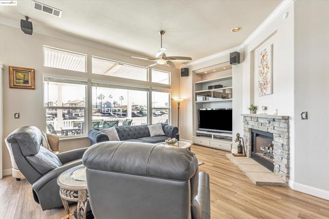 4174 Beacon Pl, Discovery Bay CA: https://media.crmls.org/mediaz/afb98461-9e80-48c0-9417-653b045ec923.jpg
