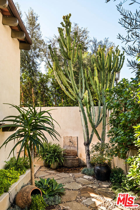 7020 La Presa Drive, Los Angeles CA: https://media.crmls.org/mediaz/afb9f08d-3198-4088-9b77-056aa3106361.jpg