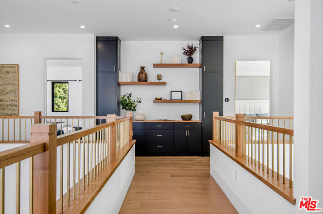 4544 Woodley Avenue, Encino CA: https://media.crmls.org/mediaz/afbaa73b-199c-4a52-be3e-9b33cd97775f.jpg