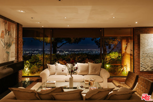5 Bed Home for Sale in Los Angeles, California