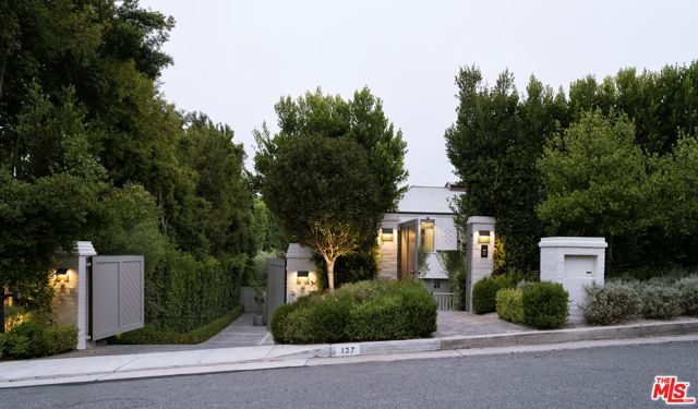 127 S Burlingame Avenue, Los Angeles CA: https://media.crmls.org/mediaz/afbb8d15-5a22-4637-877e-223fb7ccd9ee.jpg