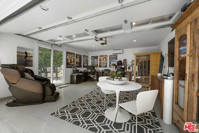 4943 Stern Avenue, Sherman Oaks CA: https://media.crmls.org/mediaz/afbbb039-2009-4cad-881c-e14e04e48f9b.jpg