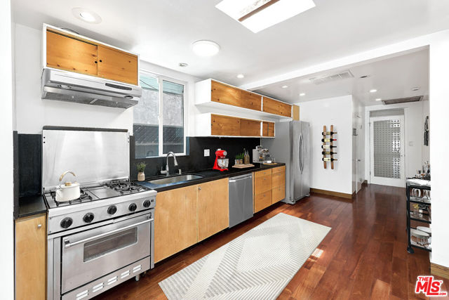 1141 Cabrillo Avenue, Venice CA: https://media.crmls.org/mediaz/afbcca95-6e63-4ffe-930a-368f482ca50c.jpg