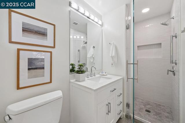 4 Harold Dr, Moraga CA: https://media.crmls.org/mediaz/afbce4eb-1c36-40bc-bb72-9633fc4d4a22.jpg