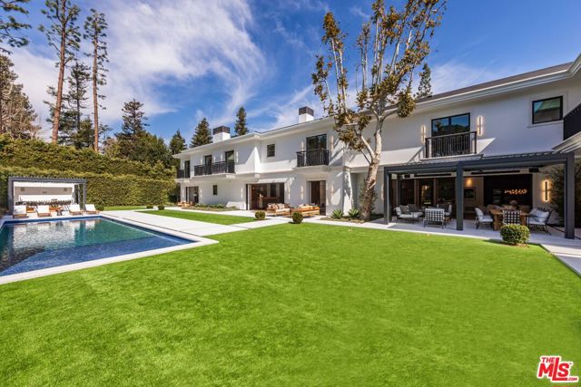 927 N Whittier Drive, Beverly Hills CA: https://media.crmls.org/mediaz/afbda1e1-bcb3-4945-aed8-2020dfe2d96c.jpg