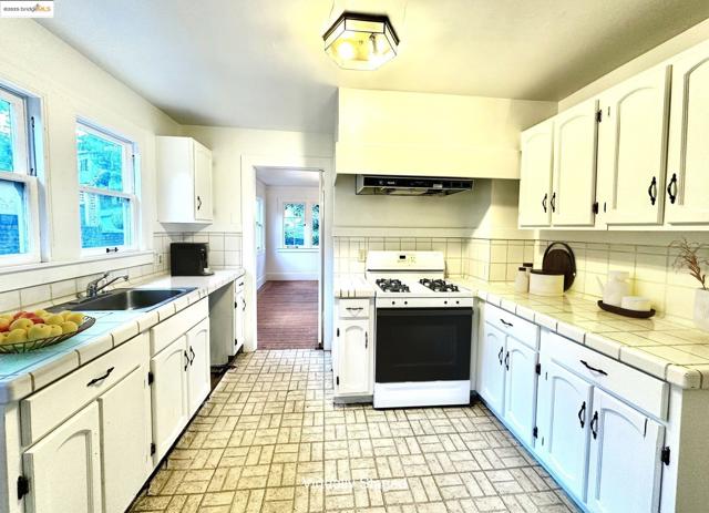 6014 La Salle Ave, Oakland CA: https://media.crmls.org/mediaz/afbf3ea0-b2c4-4815-a79e-faf50f6d273a.jpg