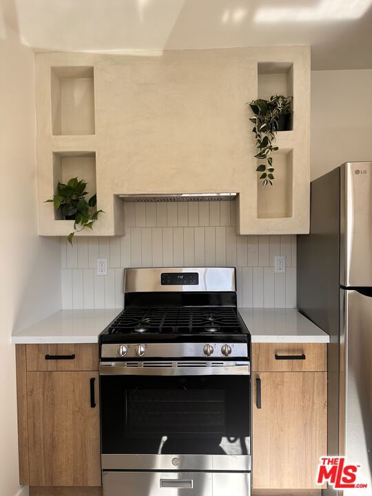 339 N Gardner Street, Los Angeles CA: https://media.crmls.org/mediaz/afbf5358-8d82-4c01-a2c3-3f150d159deb.jpg