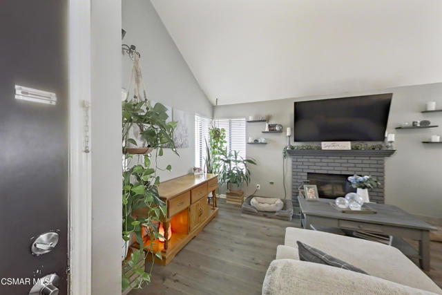 2228 Oak Haven Avenue, Simi Valley CA: https://media.crmls.org/mediaz/afbf7c5f-3203-49cc-86a0-54cdc0c17c64.jpg