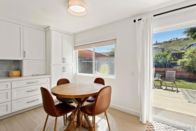 568 Carrie Cir, San Marcos CA: https://media.crmls.org/mediaz/afbff9ed-902e-434e-924a-a0e55bbfc89d.jpg