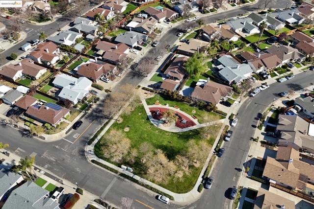 3050 Browning Ct, Brentwood CA: https://media.crmls.org/mediaz/afbffe11-255b-4dde-a50e-e1ddba413e91.jpg