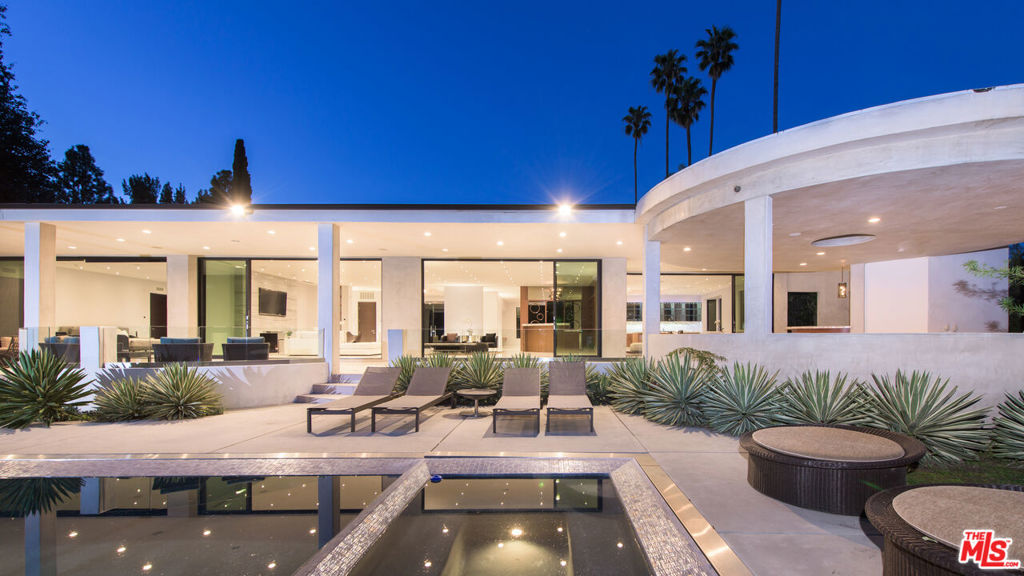 900 N HILLCREST Road — Modern