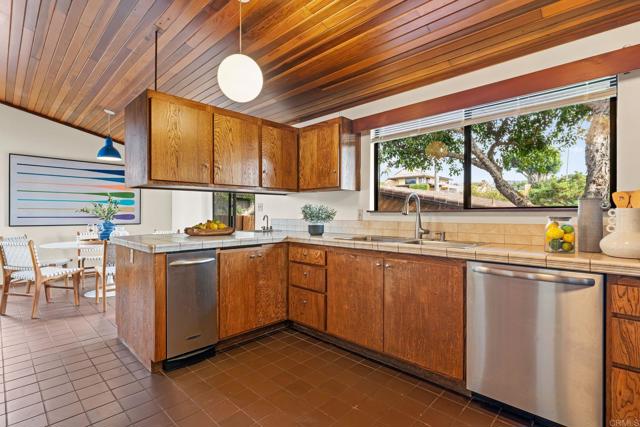 6960 Via Estrada, La Jolla CA: https://media.crmls.org/mediaz/afc0ff3c-8f47-40f1-9ca2-9a885f49e7c3.jpg