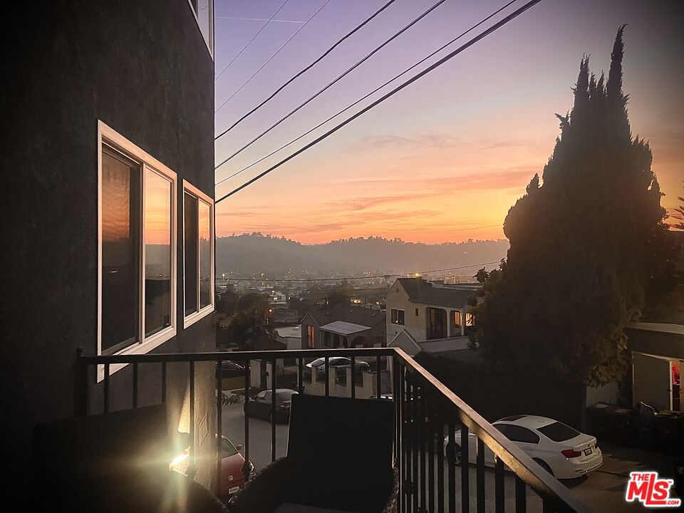 https://media.crmls.org/mediaz/afc10d9e-6e05-43c8-8d45-2c6085164cb8.jpg?preset=X-Large