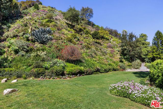 1726 Stone Canyon Road, Los Angeles CA: https://media.crmls.org/mediaz/afc14313-0637-4ee4-a3a3-4d0a2216b89e.jpg