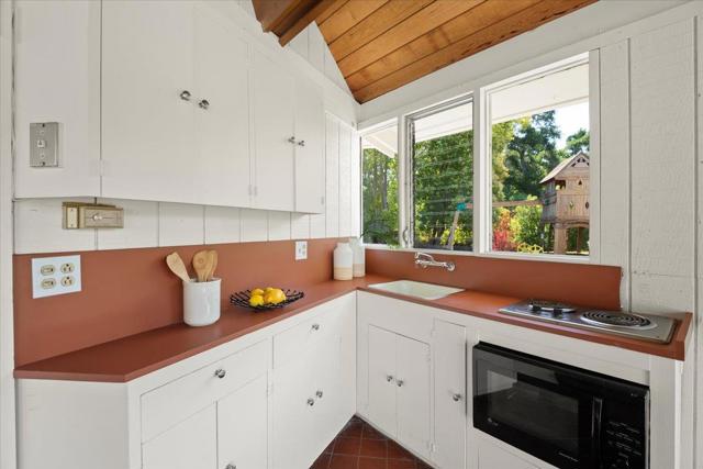 14228 Amherst Court, Los Altos Hills CA: https://media.crmls.org/mediaz/afc14e88-3a94-4828-8671-b6b4e5544796.jpg