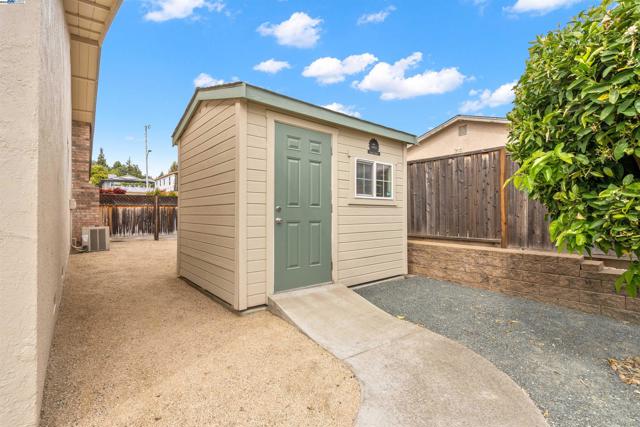 2845 Briarwood Dr, Livermore CA: https://media.crmls.org/mediaz/afc21de9-2abd-4a6a-a783-01139f317cd2.jpg