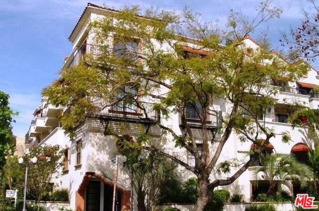 12603 Moorpark Street, Studio City CA: https://media.crmls.org/mediaz/afc27d08-62f8-4f72-b08f-01954673284d.jpg