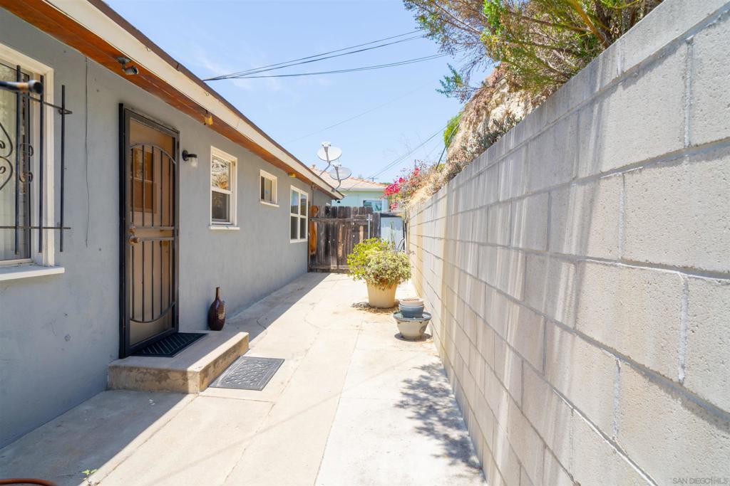 MLS #250032032SD img 8