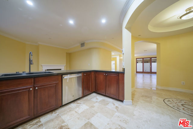 122 N Clark Drive, West Hollywood CA: https://media.crmls.org/mediaz/afc3592b-e445-402e-944e-ddf6a7ac79a4.jpg